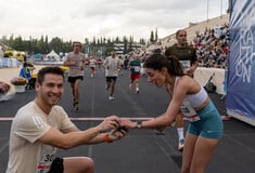 42ος Αυθεντικός Μαραθώνιος Αθηνών: Η στιγμή που δρομέας κάνει πρόταση γάμου στη σύντροφό του