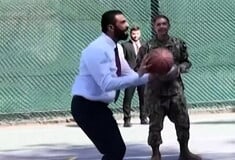 Ο αλ-Σαράα παίζει μπάσκετ με Αμερικανούς αξιωματούχους ενόψει της συνάντησης με τον Τραμπ