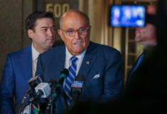 Συμβολική χάρη του Τραμπ σε Ρούντι Τζουλιάνι και ακόμη 76 συνεργάτες του για την υπόθεση των εκλογών του 2020