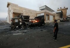 Ισραηλινοί έποικοι πυρπόλησαν σπίτια και φορτηγά στη Δυτική Όχθη — Τέσσερις τραυματίες