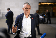 «Η ελευθερία του Τύπου δέχεται πίεση»: Ο Τιμ Ντέιβι προειδοποιεί, ενώ ο Τραμπ απειλεί το BBC με αγωγή 1 δισ. δολαρίων