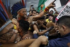 Επεισόδια στη Διάσκεψη COP30 στη Βραζιλία – Αυτόχθονες εισέβαλαν στο συνεδριακό κέντρο του ΟΗΕ