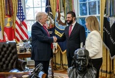 Ο Τραμπ ψέκασε άρωμα στον Αλ Σαράα και τον ρώτησε «πόσες γυναίκες έχει;» 