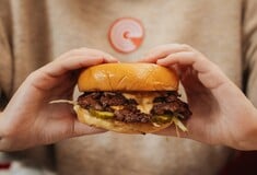 Στο F* Smashing για burgers με crispy μπιφτέκια, sando και buffalo wings με ασιατικό twist
