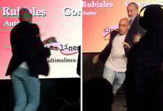 Ο Λούις Ρουμπιάλες δέχτηκε επίθεση με αυγά στην παρουσίαση του βιβλίου του