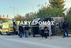 Ανατροπή λεωφορείου με 30 επιβάτες στη Μαγνησία 