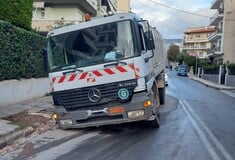 Υποχώρησε το οδόστρωμα στον Άγιο Δημήτριο λόγω βλάβης της ΕΥΔΑΠ – Εγκλωβίστηκε απορριμματοφόρο
