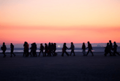 H Βρετανία σκληραίνει τη γραμμή: Προσωρινοί όλοι οι πρόσφυγες – 20 χρόνια για μόνιμη εγκατάσταση