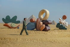 Αυτά τα τεράστια, σουρεαλιστικά γλυπτά μόλις προσγειώθηκαν δίπλα στις Πυραμίδες της Γκίζας 