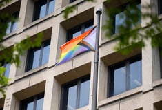 FBI: Απολύθηκε βετεράνος υπάλληλος γιατί είχε σημαία Pride στο γραφείο του - Προσφεύγει στη δικαιοσύνη