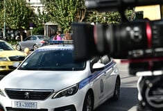 Δήμητρα Ματσούκα: Έφτασε με χειροπέδες στην Ευελπίδων στο πλαίσιο του αυτόφωρου