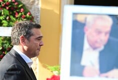 Με τρεμάμενη φωνή ο Αλέξης Τσίπρας στην κηδεία Φλαμπουράρη: «Καλό σου ταξίδι παππού Αλέκο»