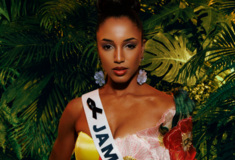 Miss Universe 2025: Η στιγμή που η Μις Τζαμάικα πέφτει από τη σκηνή του διαγωνισμού 