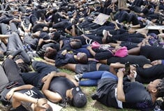 ΓΙΑ ΣΚ - Νότια Αφρική: Γυναίκες «βάφουν» τη χώρα μωβ και απαιτούν να κηρυχθεί ως εθνική κρίση η έμφυλη βία