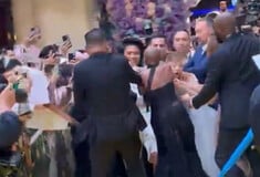 Αριάνα Γκράντε: Απελάθηκε από τη Σιγκαπούρη ο άνδρας που όρμησε πάνω της