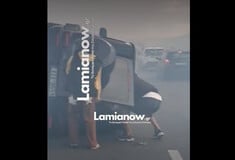 Λαμία: Ανατροπή ΙΧ λόγω φωτιάς στον Ε65 - Οδηγοί απεγκλώβισαν τους επιβάτες του