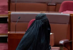 Αυστραλία: Ακροδεξιά γερουσιαστής εμφανίστηκε με μπούρκα ζητώντας την απαγόρευσή της