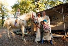 Γιατί μια οικογένεια που ζει στο δάσος έχει διχάσει την Ιταλία;