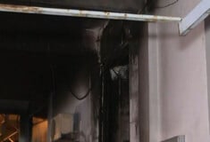 Θεσσαλονίκη: Εμπρηστική επίθεση με γκαζάκια σε είσοδο πολυκατοικίας τα ξημερώματα