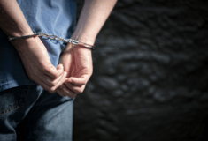 Αθήνα: Συνελήφθησαν 20χρονος και ο 40χρονος σύντροφός του για σεξουαλική κακοποίηση δύο νηπίων