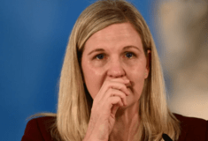 Συγκινητική στιγμή στην Αρχαία Ολυμπία: Λύγισε η πρόεδρος της ΔΟΕ στην αφή της Ολυμπιακής Φλόγας