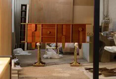 Η σύγχρονη τέχνη πιάνει στα χέρια της τα κλασικά έπιπλα «Συρίγος» 