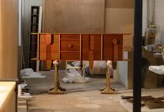 Η σύγχρονη τέχνη πιάνει στα χέρια της τα κλασικά έπιπλα «Συρίγος» 