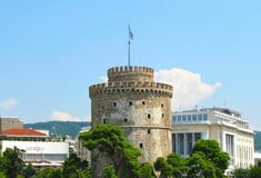 Θεσσαλονίκη: Ξήλωσαν και εξαφάνισαν τη μαρμάρινη πλάκα για τις κακοποιημένες γυναίκες από τη Νέα Παραλία