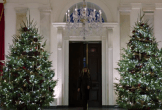 Η Μελάνια Τραμπ αποκάλυψε τον χριστουγεννιάτικο στολισμό του Λευκού Οίκου 