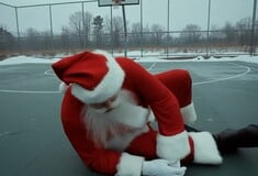 Τραυματίας ο Αϊ-Βασίλης! Σε κίνδυνο τα Χριστούγεννα;