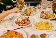 8 μεζεδοπωλεία