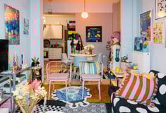 Ένα παιχνιδιάρικο σπίτι στο Παγκράτι/Ένα διαμέρισμα που μυρίζει τσιχλόφουσκα