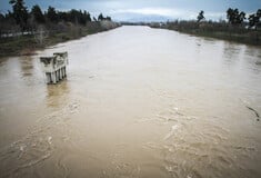Κακοκαιρία Byron: Συναγερμός σε Τρίκαλα και Λάρισα - Υπερχείλισαν Πηνειός και Επινέας