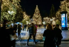 Χριστούγεννα 2025: Πότε ξεκινά το εορταστικό ωράριο - Ποιες Κυριακές θα είναι ανοιχτά τα καταστήματα