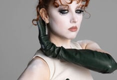 Η Chappell Roan γίνεται το κεντρικό πρόσωπο της MAC και το glam απογειώνεται