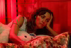 Το ρεσιτάλ της Ρόουζ Μπερν, το τρυφερό «Renoir» κι ένας αιμοβόρος Αι-Βασίλης από αύριο στους κινηματογράφους