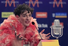 Eurovision 2026: «Δεν έχει θέση στο ράφι μου» - To Nemo επιστρέφει το τρόπαιο σε ένδειξη διαμαρτυρίας για το Ισραήλ 