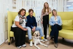 Μια ημέρα με την Έθελ στην MSD: Πώς ένας σκύλος-οδηγός αλλάζει την ζωή στο γραφείο