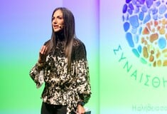 Ανθή Βούλγαρη: «Είναι σοβαρό» - Θα κινηθεί νομικά για επεξεργασμένες φωτογραφίες που κυκλοφόρησαν με το παιδί της