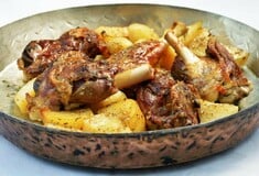 «Mε αρνί στον φούρνο καθημερινή, ξεχνιέμαι, νομίζω πως είναι Κυριακή» 