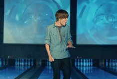 Ο Τζάστιν Μπίμπερ στην αίθουσα μπόουλινγκ όπου γύρισε το videoclip του «Baby» 15 χρόνια μετά