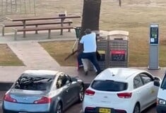 Τρομοκρατική επίθεση στο Σίδνεϊ: Βίντεο δείχνει πολίτη να αφοπλίζει δράστη