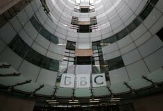 Το BBC καλά κάνει και δεν υποχωρεί μπροστά στον Τραμπ, δηλώνει Βρετανός υπουργός
