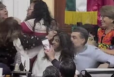 Μεξικό: Πιάστηκαν στα χέρια μέσα στη Βουλή - Σπρωξιές, χαστούκια και τραβήγματα μαλλιών σε live μετάδοση