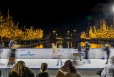 Skate, glow, repeat Με τη στήριξη του Φυσικού Αερίου Ελληνική Εταιρεία Ενέργειας, το Παγοδρόμιο του ΚΠΙΣΝ γίνεται φέτος το πιο φωτεινό και inclusive σημείο του Χριστουγεννιάτικου Κόσμου