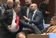 Γροθιές στη Βουλή της Βουλγαρίας λίγες ημέρες πριν από την ένταξη στο ευρώ