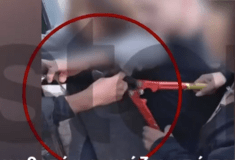 Καθηγητής καταγράφηκε να πιάνει με κόφτη τα δάχτυλα μαθητή - Ο 17χρονος φώναζε από τον πόνο