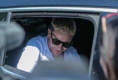 Γιώργος Μαζωνάκης: Η στιγμή που ο 21χρονος φτάνει στην Ευελπίδων για να τον καταγγέλλει