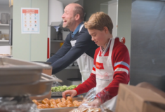 Ο πίγκιπας Ουίλιαμ με τον γιο του Τζορτζ προετοιμάζουν γεύματα για τους άστεγους στο Λονδίνο