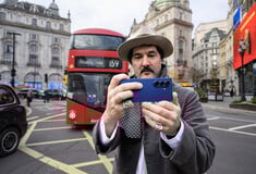 Νέα Έρευνα: Οι μισοί Ευρωπαίοι χάνουν σημαντικές στιγμές βγάζοντας φωτογραφίες